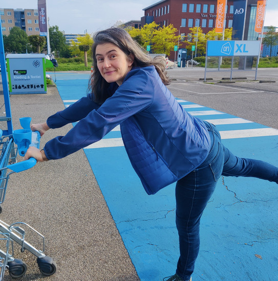 Eva Heinen pushing a shopping cart