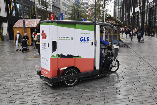 Electrically powered parcel delivery car 