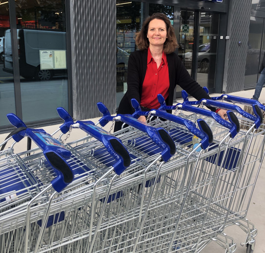 Laetitia Dablanc behind a row of shopping carts